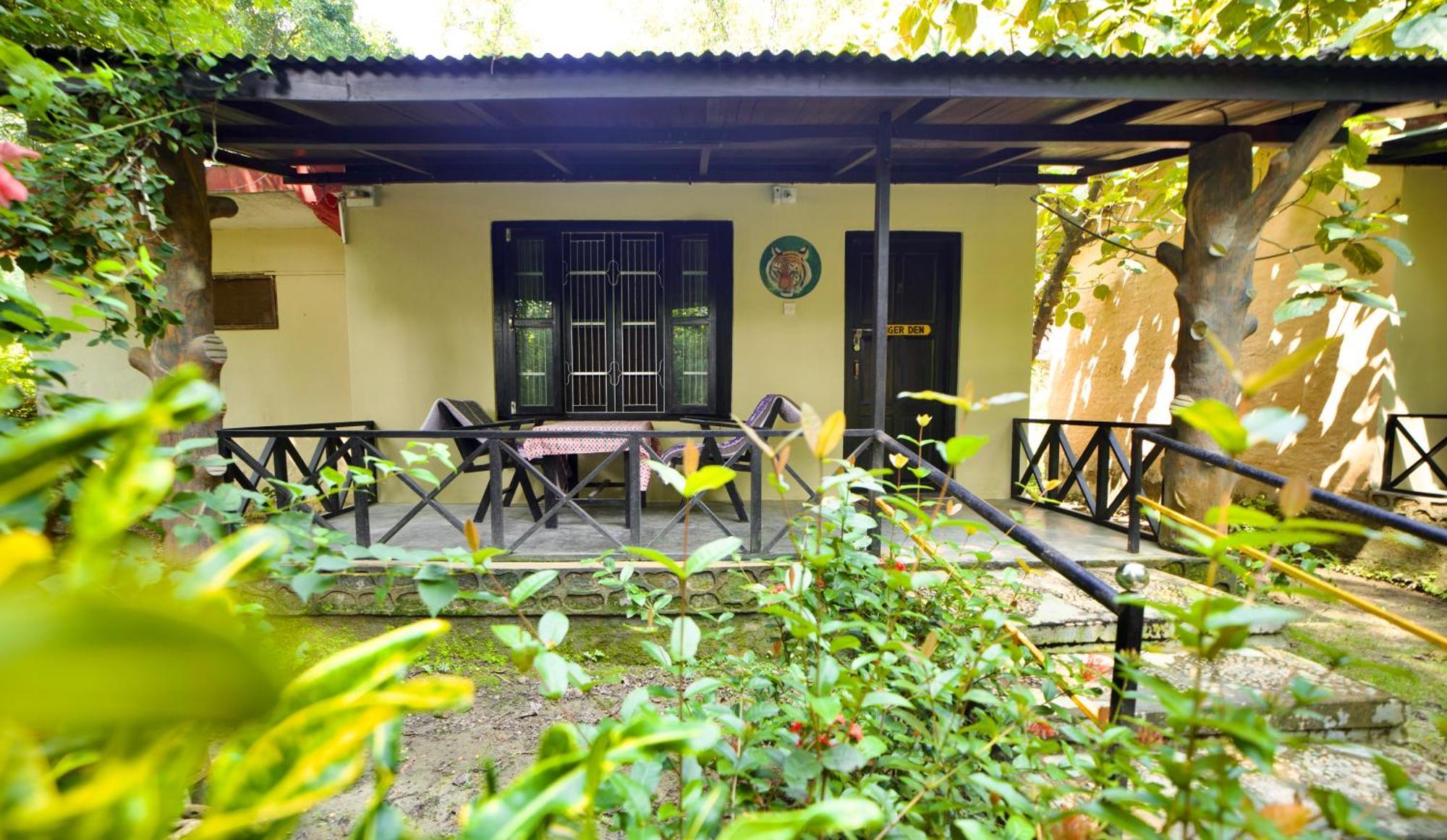 Chitwan Gaida Lodge - Animal Lovers & Birdwatchers Paradise Sauraha Exterior photo