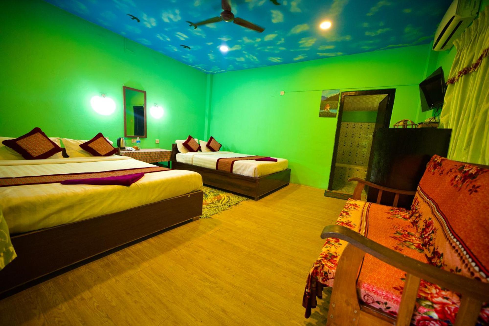 Chitwan Gaida Lodge - Animal Lovers & Birdwatchers Paradise Sauraha Exterior photo